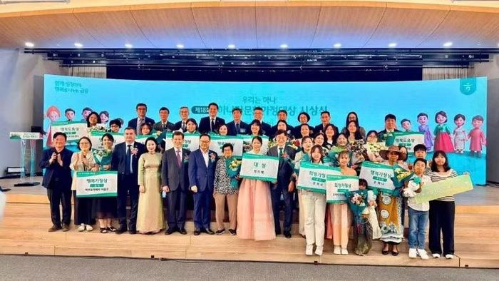 Đại diện đơn vị tổ chức chụp ảnh kỷ niệm cùng các gia đình đa văn hóa tham dự Lễ trao giải Gia đình Văn hóa toàn cầu lần thứ 18. (Ảnh: Đại sứ quán Việt Nam tại Hàn Quốc cung cấp)