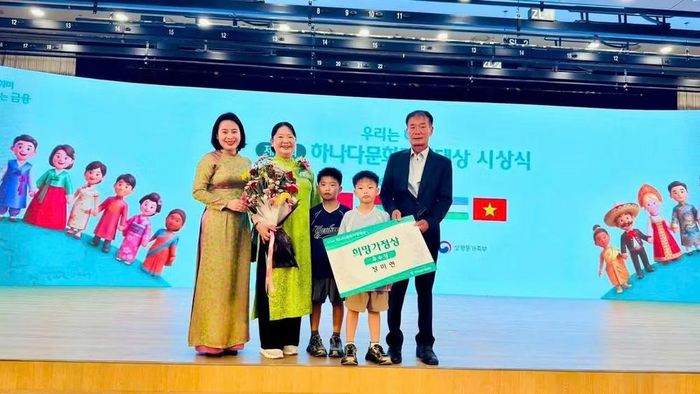 Tham tán Công sứ Nguyễn Thị Thái Bình (ngoài cùng bên trái) chụp ảnh kỷ niệm cùng một trong những gia đình đa văn hóa Việt-Hàn đạt giải. (Ảnh: Đại sứ quán Việt Nam tại Hàn Quốc cung cấp)