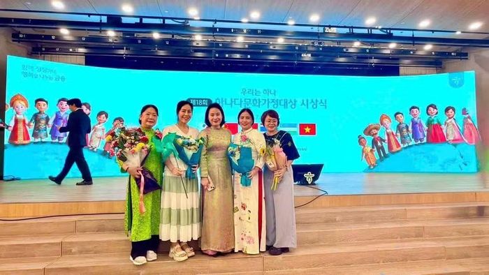 Tham tán Công sứ Nguyễn Thị Thái Bình (đứng giữa) chụp ảnh kỷ niệm cùng các cô dâu Việt Nam tại Hàn Quốc. (Ảnh: Đại sứ quán Việt Nam tại Hàn Quốc cung cấp)