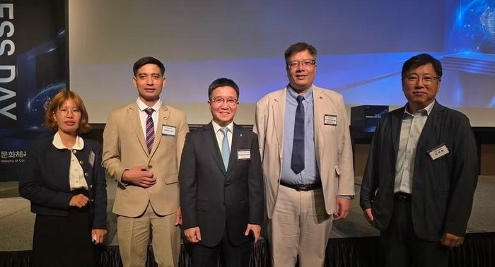 Tiến sĩ Trần Hải Linh, Chủ tịch Hiệp hội Doanh nhân và Đầu tư Việt Nam-Hàn Quốc (thứ 2 từ phải qua) và đại diện Ban tổ chức sự kiện chụp ảnh kỷ niệm.(Ảnh: VKBIA cung cấp)