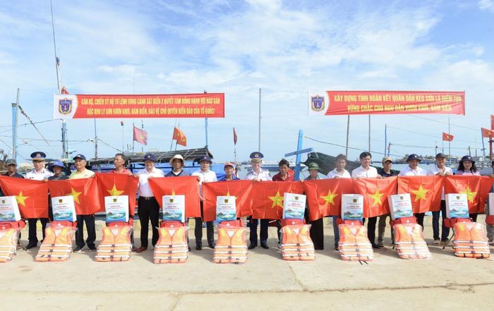 Lãnh đạo Vùng Cảnh sát biển 2, Ban Tuyên giáo và Dân vận Tỉnh ủy Quảng Ngãi cùng đoàn khảo sát, nắm tình hình các vùng biển, đảo ven bờ miền Trung trao quà, cờ Tổ quốc tặng chủ tàu cá và ngư dân tại khu neo đậu tàu, thuyền Lý Sơn (Quảng Ngãi).
