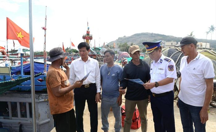 Lãnh đạo Vùng Cảnh sát biển 2, Ban Tuyên giáo và Dân vận Tỉnh ủy Quảng Ngãi tuyên truyền các quy định về chống khai thác IUU cho chủ tàu cá và ngư dân tại khu neo đậu tàu, thuyền Lý Sơn (Quảng Ngãi).
