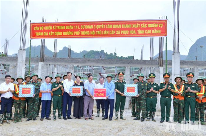Lãnh đạo Quân khu 1 và tỉnh Cao Bằng thăm, động viên các lực lượng tham gia thi công xây Trường Phổ thông nội trú Tiểu học và Trung học cơ sở Đức Long (xã Đức Long, tỉnh Cao Bằng).
