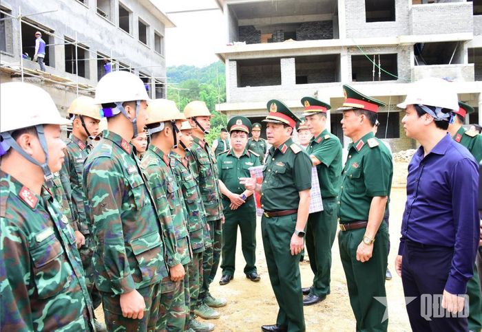 Thượng tướng Trương Thiên Tô động viên các lực lượng tham gia xây dựng Trường Phổ thông nội trú Tiểu học và Trung học cơ sở Trà Lĩnh (xã Trà Lĩnh, tỉnh Cao Bằng).