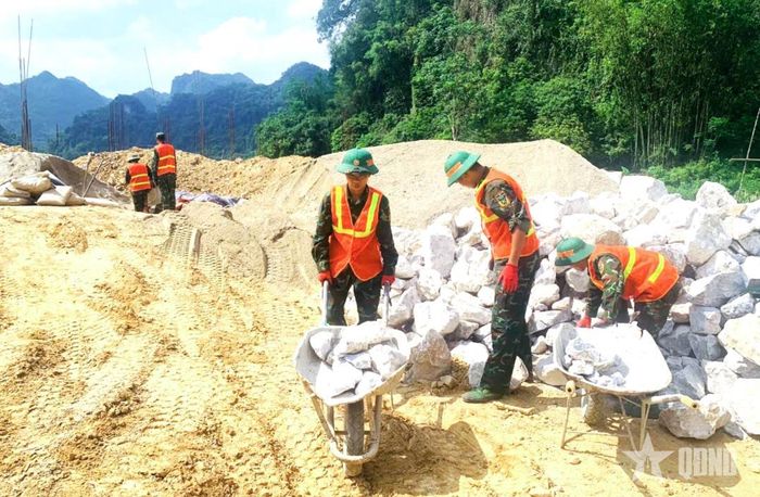 Cán bộ, chiến sĩ Sư đoàn 3, Quân khu 1 hỗ trợ thi công xây dựng trường học tại các xã biên giới của tỉnh Cao Bằng. 