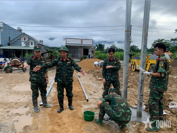 Đại tá Đặng Vĩnh Thụy kiểm tra công tác xây dựng tại khu tái định cư bản Sân Bay, xã Mường Than.