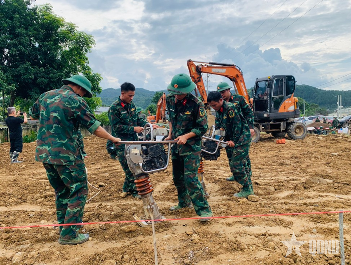 Cán bộ, chiến sĩ Trung đoàn 880, Bộ CHQS tỉnh Lai Châu thực hiện công đoạn đầm nền.