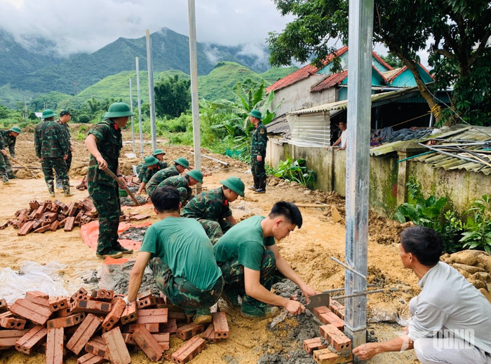 Cán bộ, chiến sĩ Trung đoàn 880, Bộ CHQS tỉnh Lai Châu xây dựng nhà ở cho người dân vùng lũ xã Mường Than.