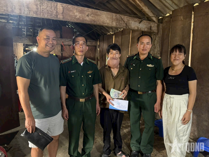 Chị Nguyễn Thị Thanh (bên phải) trao kinh phí hỗ trợ em Xồng Bá Dìa chữa bệnh.