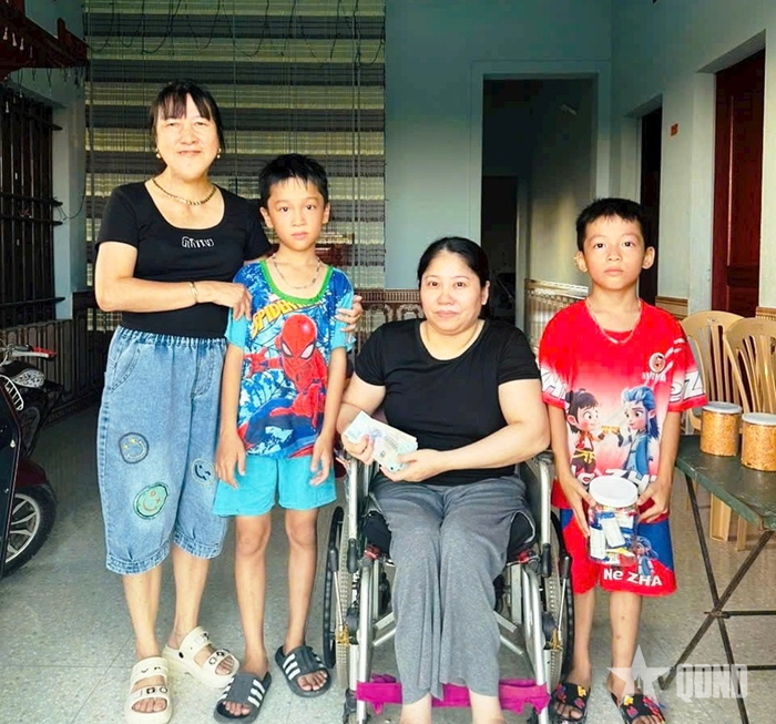 Chị Nguyễn Thị Thanh (bên trái) là “mẹ đỡ đầu” của hai cháu mồ côi cha, mẹ bị tàn tật.