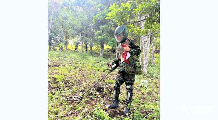 Bộ đội Lữ đoàn Công binh 513 (Quân khu 3) làm nhiệm vụ rà phá bom, mìn, vật nổ.