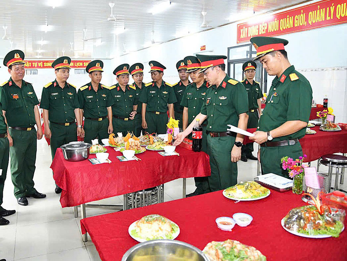 Cán bộ Sư đoàn 9 kiểm tra chất lượng bữa ăn của bộ đội trong ngày lễ. 