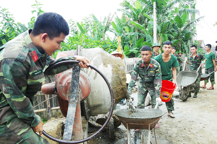 Cán bộ, chiến sĩ Trung đoàn 841, Bộ CHQS tỉnh Hà Tĩnh giúp bê tông hóa đường giao thông tại xã Hương Xuân. 