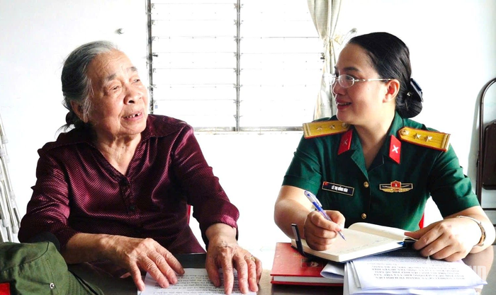 Anh hùng Hồ Thị Kim Thanh (bên trái) trò chuyện cùng Trung tá Lê Thị Hồng Vân, Trợ lý Phòng công tác Quần chúng Quân khu 5.