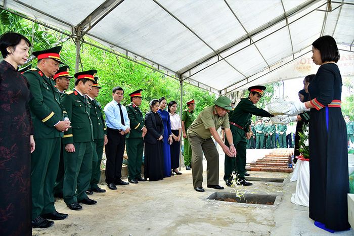 Các đại biểu thực hiện nghi thức an táng HCLS. 