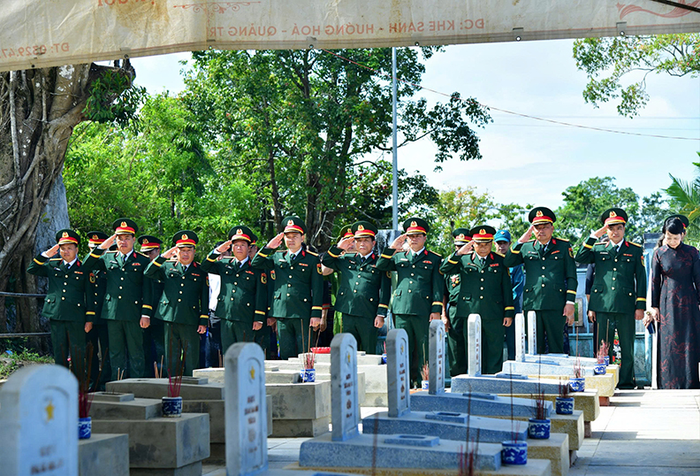  Các đại biểu dành phút mặc niệm, tiễn biệt liệt sĩ.