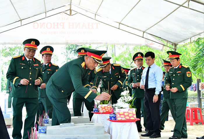  Các đại biểu dâng hương các HCLS được an táng.