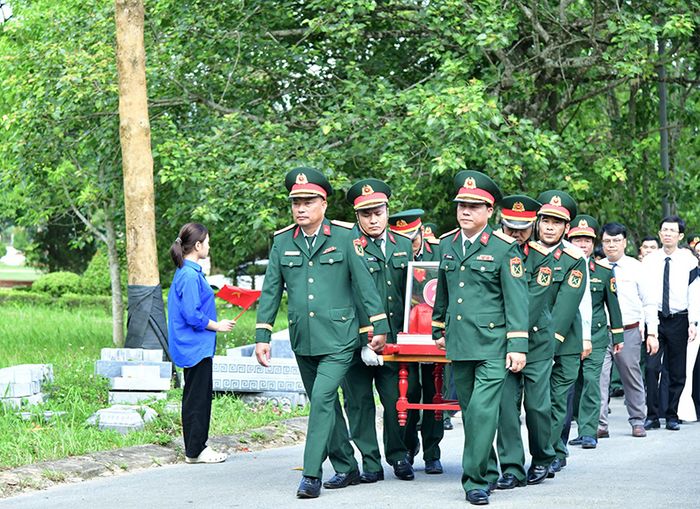  Lãnh đạo, chỉ huy Đoàn Kinh tế - Quốc phòng 337 và cấp ủy, chính quyền địa phương di chuyển HCLS về khu vực an táng.