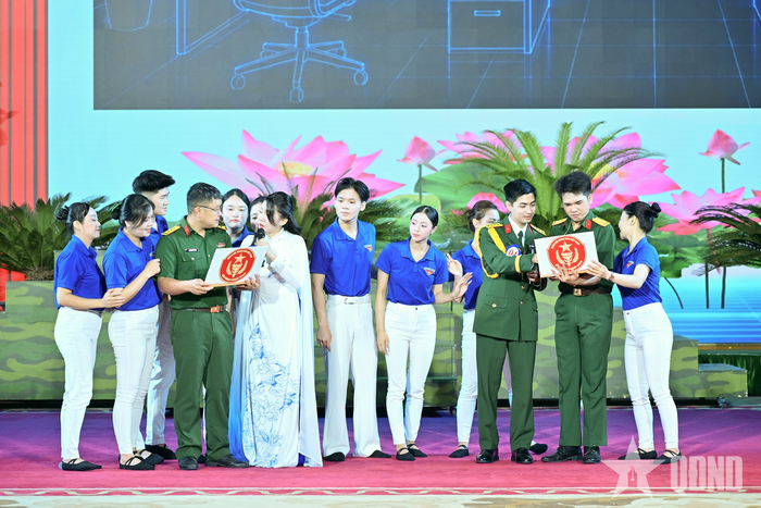 Phần tuyên truyền của Đội thi số 11, gồm các đơn vị: Văn Phòng Bộ Quốc phòng, Văn phòng BTTM, Cục Quân lực.