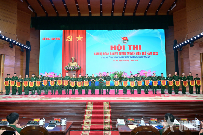 Thượng tướng Phùng Sĩ Tấn và Đại tá Bùi Tuấn Quynh tặng cờ lưu niệm cho các đơn vị tham gia. 