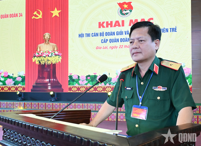 Thiếu tướng Nguyễn Trần Long, Phó chính ủy Quân đoàn 34, Trưởng ban tổ chức hội thi phát biểu khai mạc. 