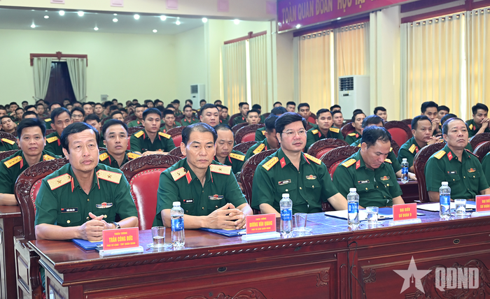  Lãnh đạo Quân đoàn 34 và các đại biểu dự khai mạc.