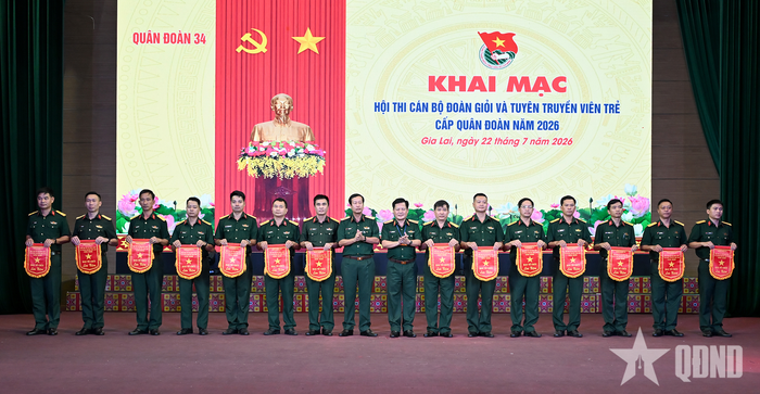 Lãnh đạo Quân đoàn 34 trao cờ lưu niệm tặng các đội thi. 