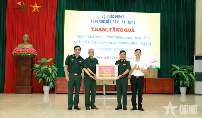 Thủ trưởng Tổng cục Hậu cần-Kỹ thuật tặng quà thương, bệnh binh và Trung tâm Điều dưỡng thương binh Kim Bảng. 