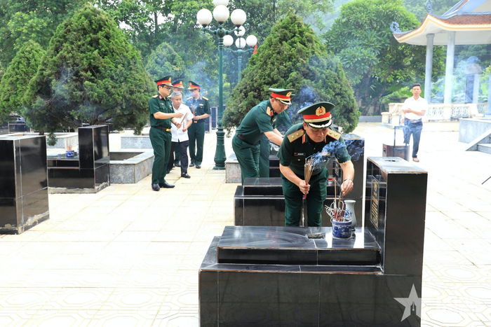  Đoàn công tác dâng hoa, dâng hương tri ân các anh hùng liệt sĩ tại Nghĩa trang Liệt sĩ Ba Sao. 