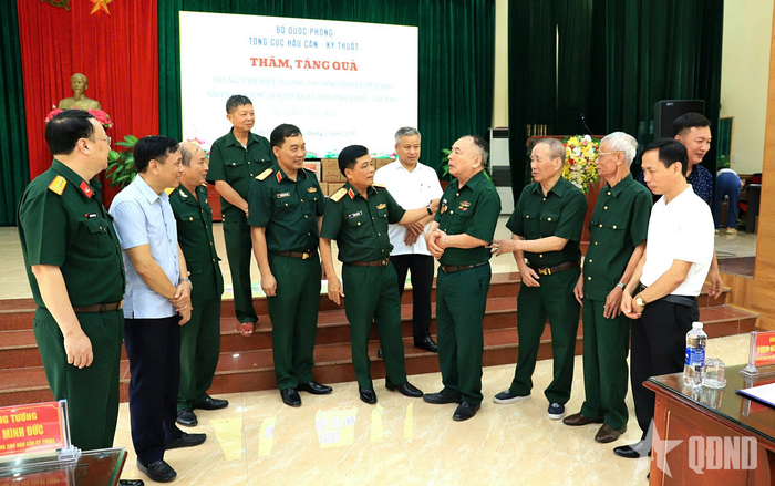 Thủ trưởng Tổng cục Hậu cần-Kỹ thuật thăm hỏi, động viên với các thương binh, bệnh binh. 