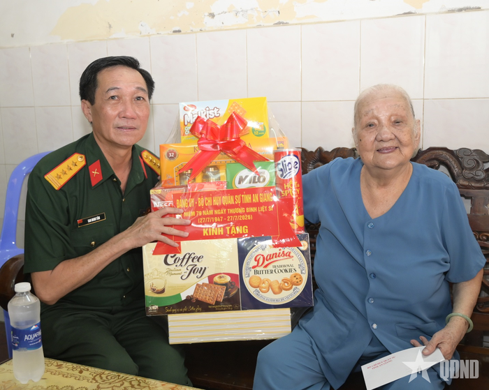  Đại tá Cao Minh Tâm, Phó chính ủy Bộ CHQS tỉnh An Giang đến thăm, tặng quà gia đình Bà mẹ Việt Nam Anh hùng Đặng Thị Liễu.