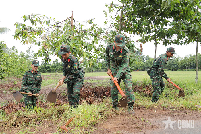 Cán bộ, chiến sĩ chung sức cùng địa phương xây dựng nông thôn mới.