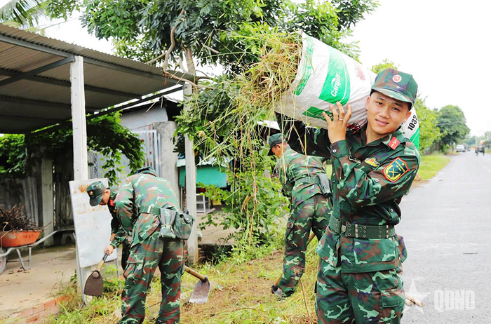 Bộ đội Sư đoàn 5 phát quang, tu sửa đường giao thông nông thôn.