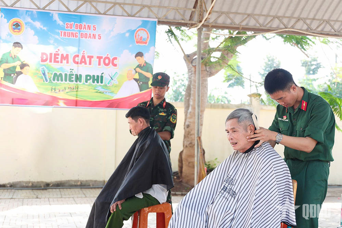 Bộ đội Sư đoàn 5 cắt tóc miễn phí cho người dân.