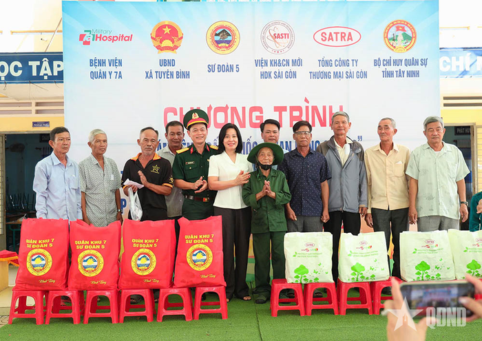Lãnh đạo Sư đoàn 5 và các đơn vị đồng hành tặng quà gia đình chính sách, hộ nghèo xã Tuyên Bình, tỉnh Tây Ninh.
