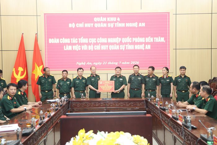Thiếu tướng Nguyễn Đức Tăng trao kinh phí hỗ trợ Bộ CHQS tỉnh Nghệ An xây “Nhà tình nghĩa” tặng đối tượng chính sách.
