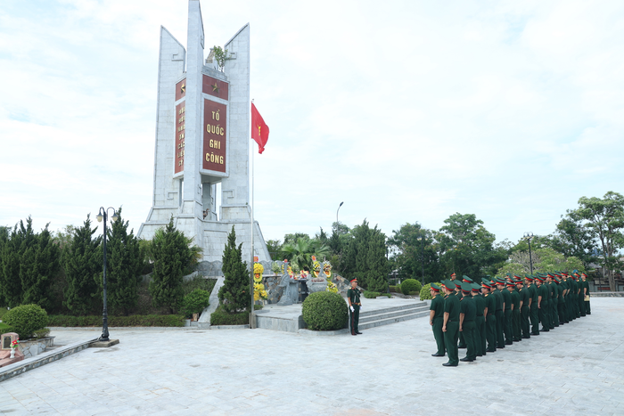 Đoàn công tác của Tổng cục Công nghiệp Quốc phòng dâng hoa, dâng hương tưởng nhớ các anh hùng liệt sĩ tại Nghĩa trang Liệt sĩ Nghi Lộc.