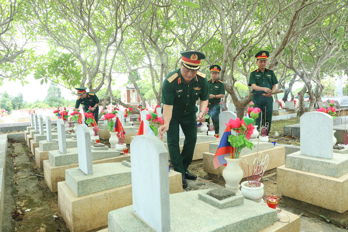 Thiếu tướng Nguyễn Đức Tăng thắp hương các anh hùng liệt sĩ an nghỉ tại Nghĩa trang Liệt sĩ Việt - Lào.