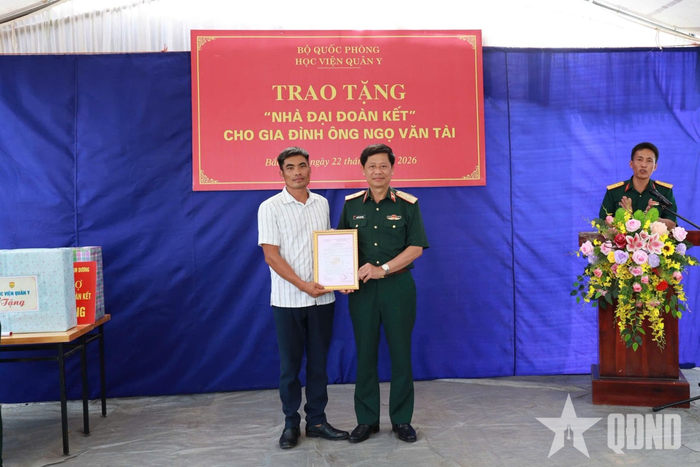 Trao Nhà tình nghĩa, Nhà đại đoàn kết tặng đối tượng chính sách, đại diện hộ gia đình có hoàn cảnh khó khăn tại xã Nam Dương. 