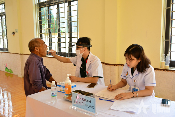 Đoàn công tác Học viện Quân y khám bệnh, tư vấn sức khỏe, cấp thuốc miễn phí tặng các đối tượng chính sách, hộ gia đình có hoàn cảnh khó khăn trên địa bàn.