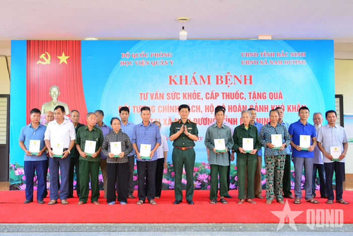 Thiếu tướng, PGS, TS Nguyễn Văn Nam trao quà tặng các đối tượng chính sách, đại diện các hộ gia đình có hoàn cảnh khó khăn trên địa bàn.