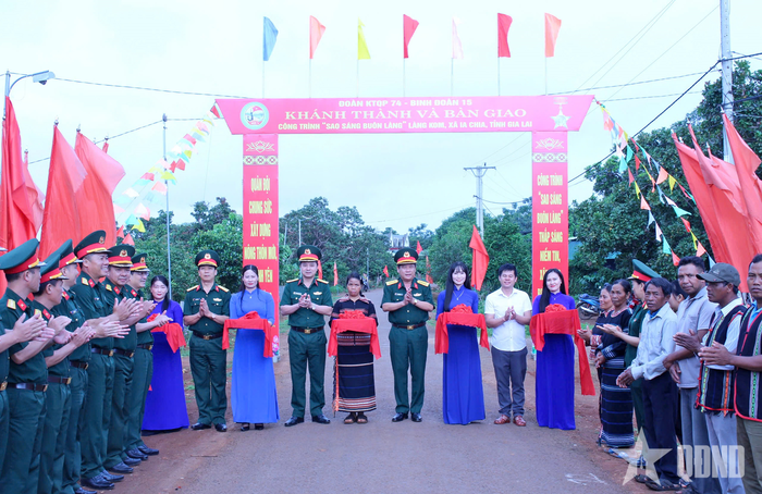 Các đại biểu cắt băng khánh thành, bàn giao công trình "Sao sáng buôn làng". 