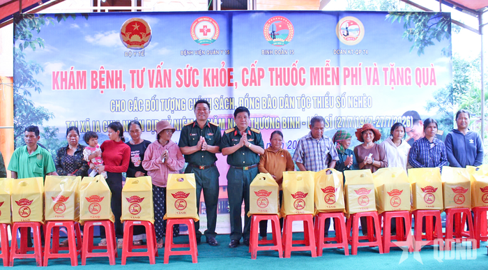 Lãnh đạo Đoàn Kinh tế - Quốc phòng 74 trao quà tặng gia đình chính sách, người có công và nhân dân. 
