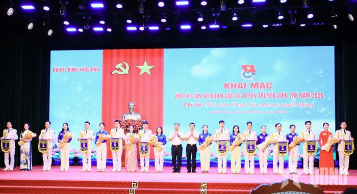 Trao cờ lưu niệm tặng các đội thi. 