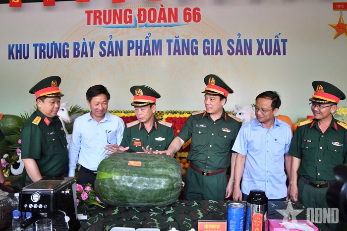 Các đại biểu tham quan sản phẩm tăng gia sản xuất của Trung đoàn 66.