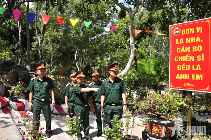 Ban giám khảo chấm thi tại Đại đội súng máy phòng không 12,7mm, Trung đoàn 66.