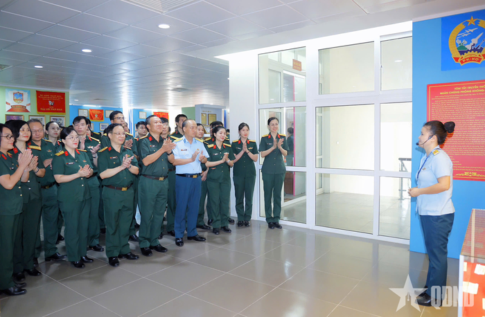 Các đại biểu nghe giới thiệu về Học viện Phòng không - Không quân tại Nhà truyền thống của nhà trường.