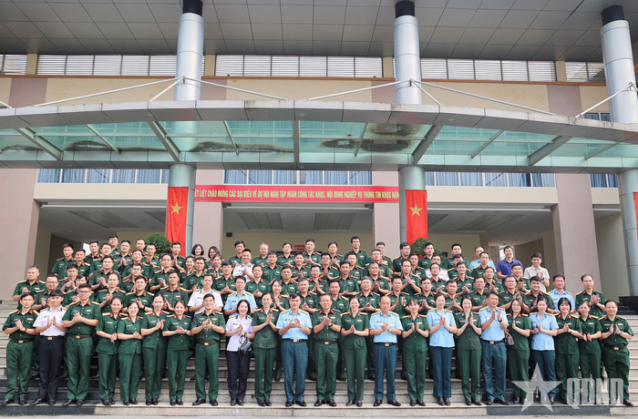 Các đại biểu và học viên lớp tập huấn. 