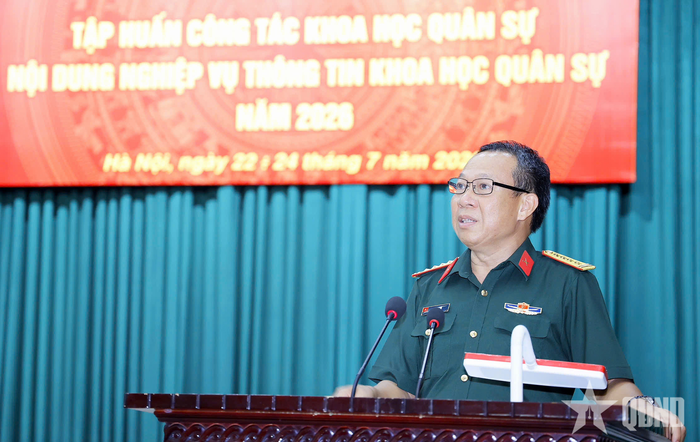 Đại tá Lê Đình Vũ, Phó cục trưởng Cục Khoa học quân sự phát biểu khai mạc tập huấn. 
