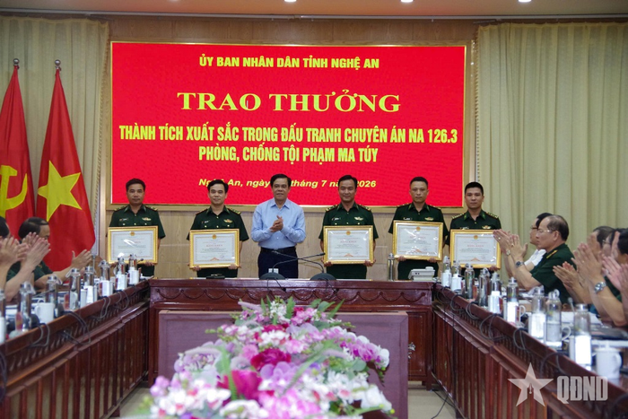 Chủ tịch UBND tỉnh Nghệ An Võ Trọng Hải trao thưởng cho các đơn vị của Bộ đội Biên phòng tỉnh có thành tích xuất sắc trong đấu tranh với tội phạm ma túy. 
